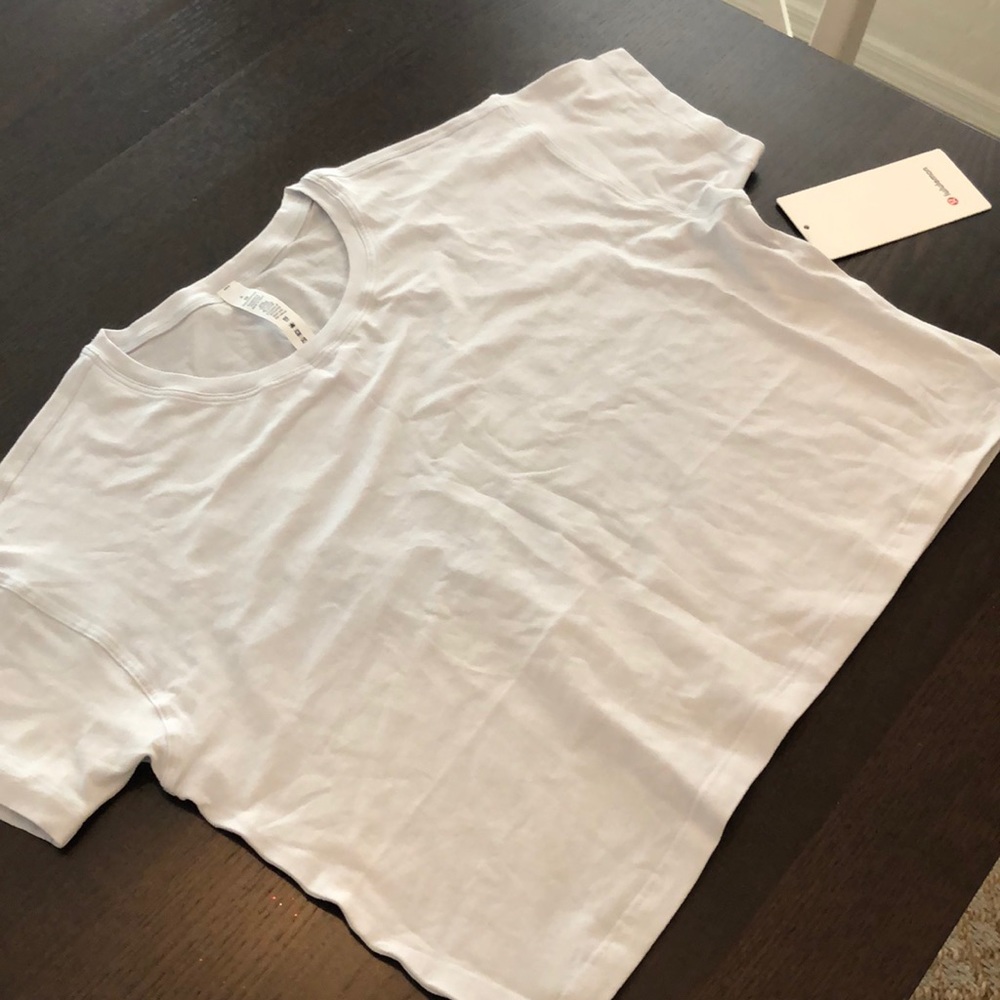 BNWT cates crop tee